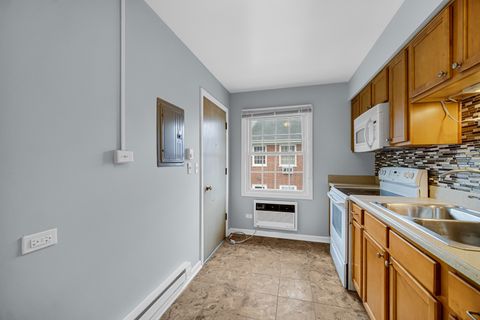 Tiny photo for 1501 Plymouth Place #2W, Glenview, IL 60025 (MLS # 12536555)