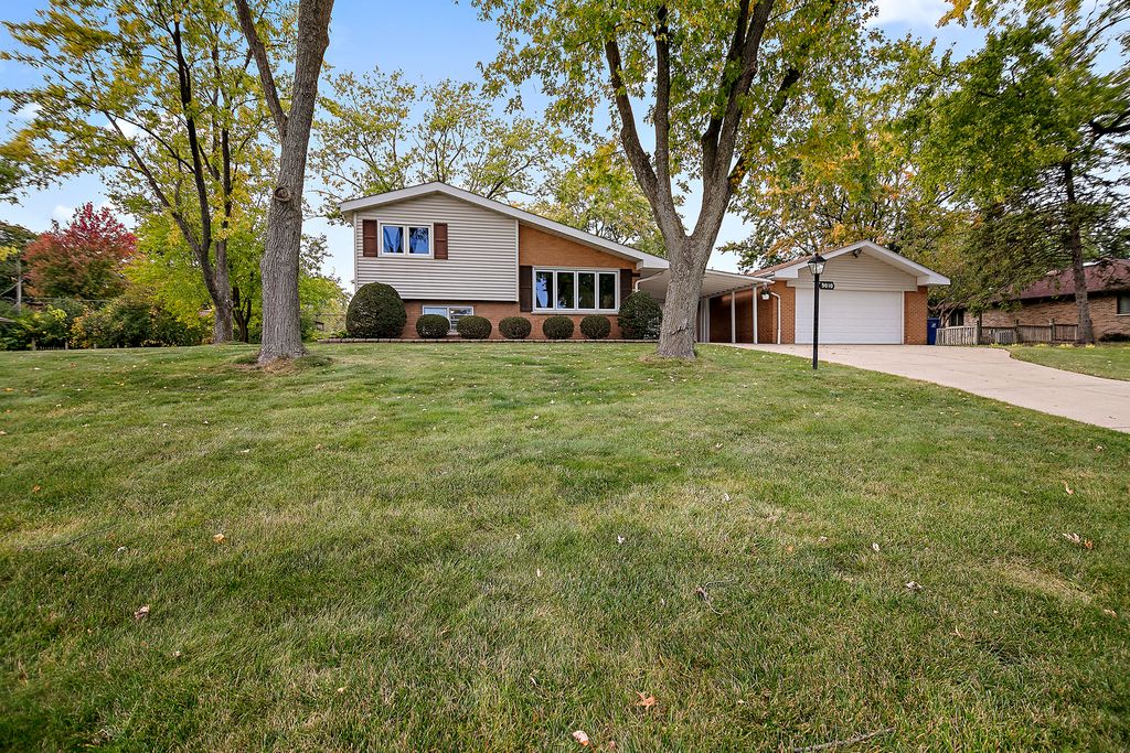 Photo for 9010 S 84th Avenue, Hickory Hills, IL 60457 (MLS # 12506020)