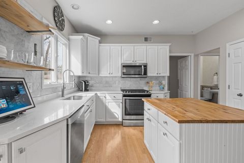 Tiny photo for 722 24th Avenue Court, Moline, IL 61265 (MLS # 12598978)