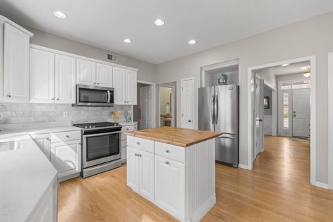 Tiny photo for 722 24th Avenue Court, Moline, IL 61265 (MLS # 12598978)