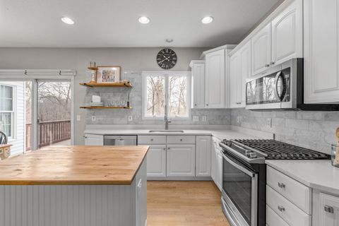 Tiny photo for 722 24th Avenue Court, Moline, IL 61265 (MLS # 12598978)