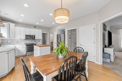 Tiny photo for 722 24th Avenue Court, Moline, IL 61265 (MLS # 12598978)