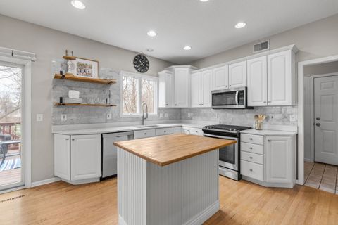 Tiny photo for 722 24th Avenue Court, Moline, IL 61265 (MLS # 12598978)