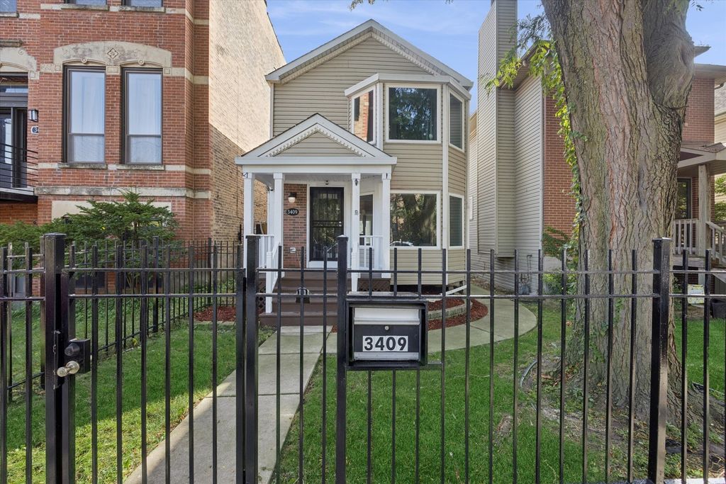 Photo for 3409 S INDIANA Avenue, Chicago, IL 60616 (MLS # 12479592)