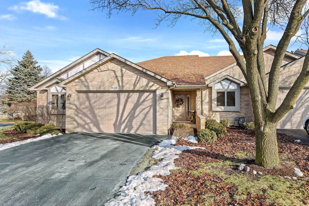 Photo for 9s227 Clarenbrook Court, Willowbrook, IL 60527 (MLS # 11969243)