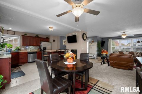 Tiny photo for 28 W VILLAGE Circle, Davenport, IA 52806 (MLS # QC4269051)