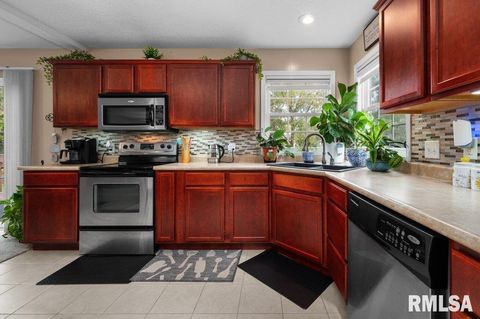 Tiny photo for 28 W VILLAGE Circle, Davenport, IA 52806 (MLS # QC4269051)