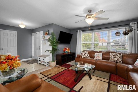 Tiny photo for 28 W VILLAGE Circle, Davenport, IA 52806 (MLS # QC4269051)