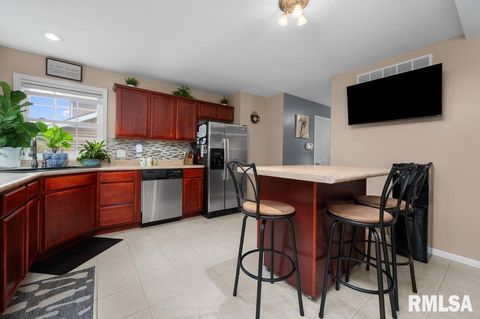 Tiny photo for 28 W VILLAGE Circle, Davenport, IA 52806 (MLS # QC4269051)