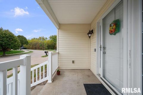 Tiny photo for 28 W VILLAGE Circle, Davenport, IA 52806 (MLS # QC4269051)