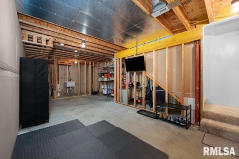 Tiny photo for 28 W VILLAGE Circle, Davenport, IA 52806 (MLS # QC4269051)