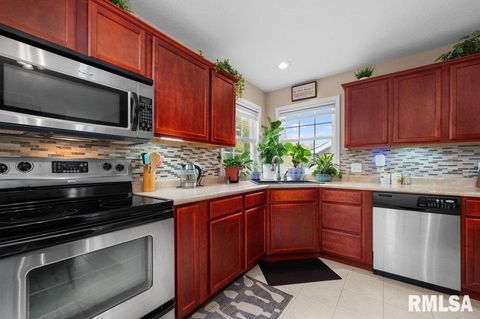 Tiny photo for 28 W VILLAGE Circle, Davenport, IA 52806 (MLS # QC4269051)