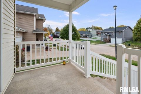 Tiny photo for 28 W VILLAGE Circle, Davenport, IA 52806 (MLS # QC4269051)