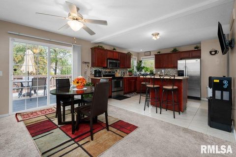 Tiny photo for 28 W VILLAGE Circle, Davenport, IA 52806 (MLS # QC4269051)