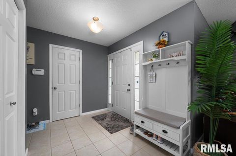 Tiny photo for 28 W VILLAGE Circle, Davenport, IA 52806 (MLS # QC4269051)