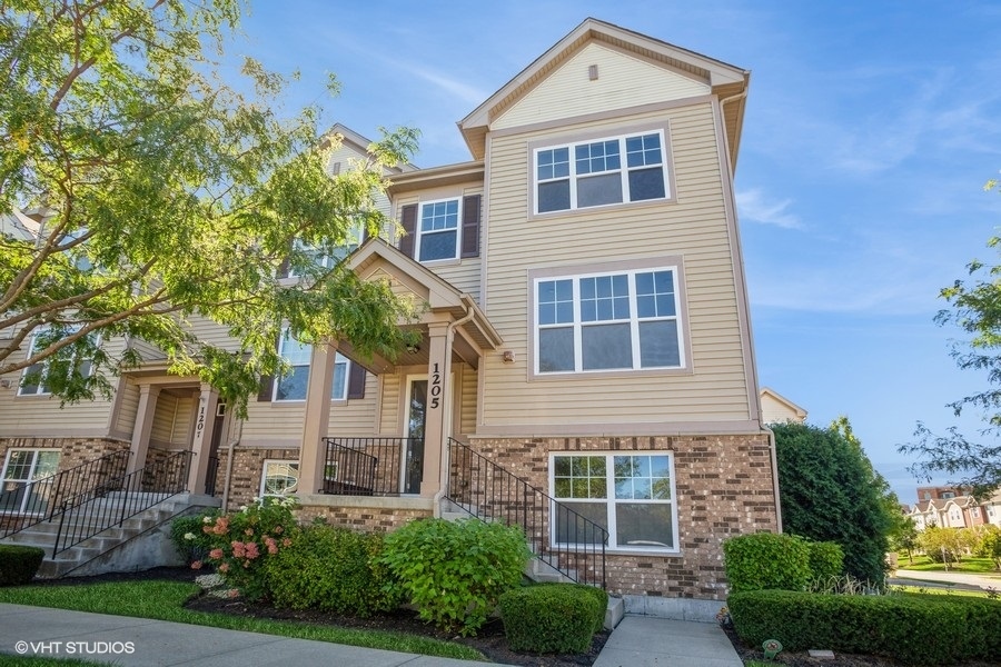 View Des Plaines, IL 60016 townhome