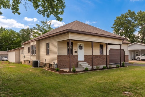 Tiny photo for 1406 N Glendale Street, Marion, IL 62959 (MLS # 12692718)