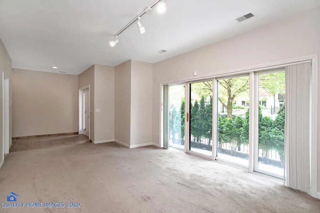 1501 S Prairie Avenue 01