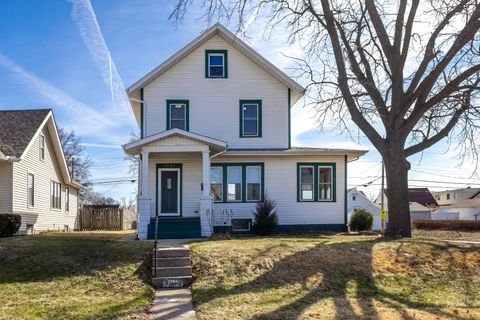 Photo of 3001 Davenport Avenue, Davenport, IA 52803 (MLS # 12598620)