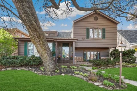 Photo of 9617 E Shore Drive, Oak Lawn, IL 60453 (MLS # 12642949)