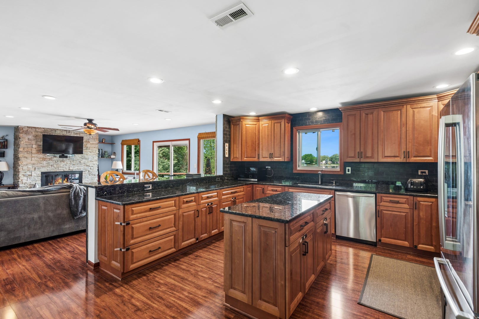 2202 LAKE SHORE Drive