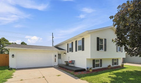Photo of 2817 HIGH POINT Drive, Davenport, IA 52806 (MLS # 12735824)