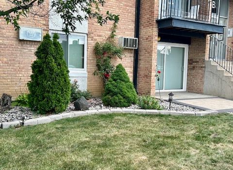 Tiny photo for 2B DUNDEE QUARTER Dr #101, Palatine, IL 60074 (MLS # 12418288)