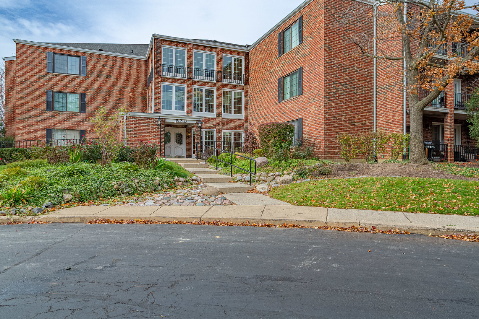 Elk Grove Village, Illinois 60007, United States, 2 Bedrooms Bedrooms, ,2 BathroomsBathrooms,Residential,Active,217652