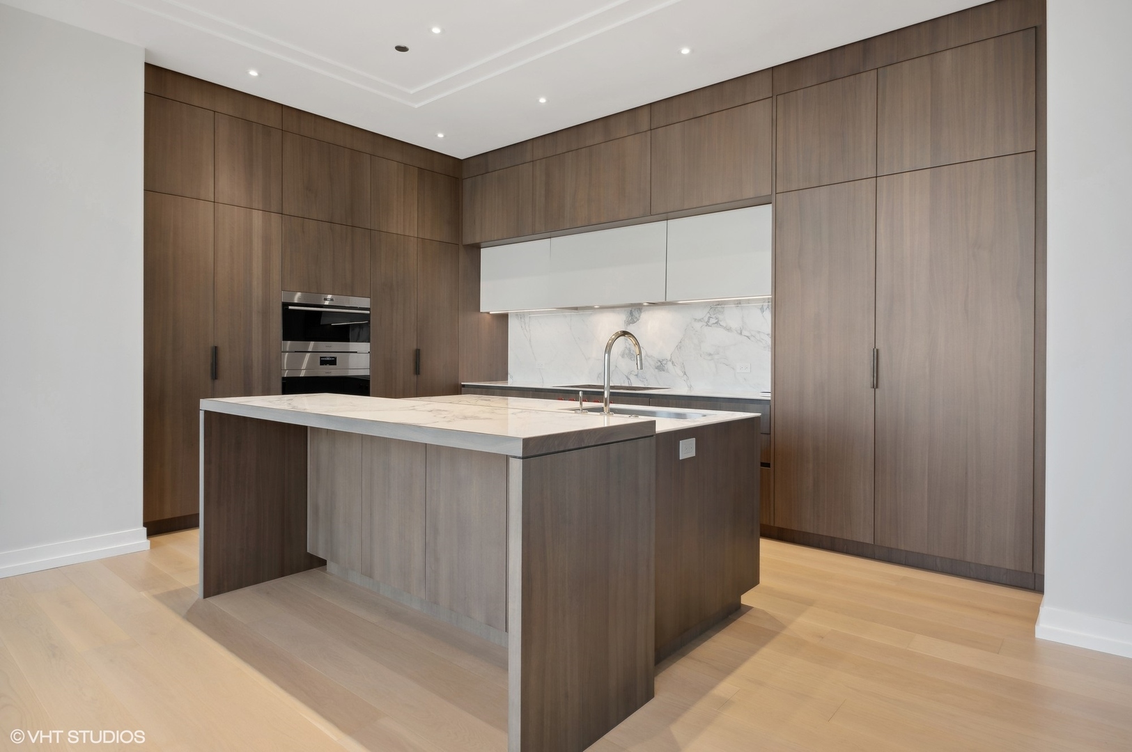 14 W Superior Street 5401