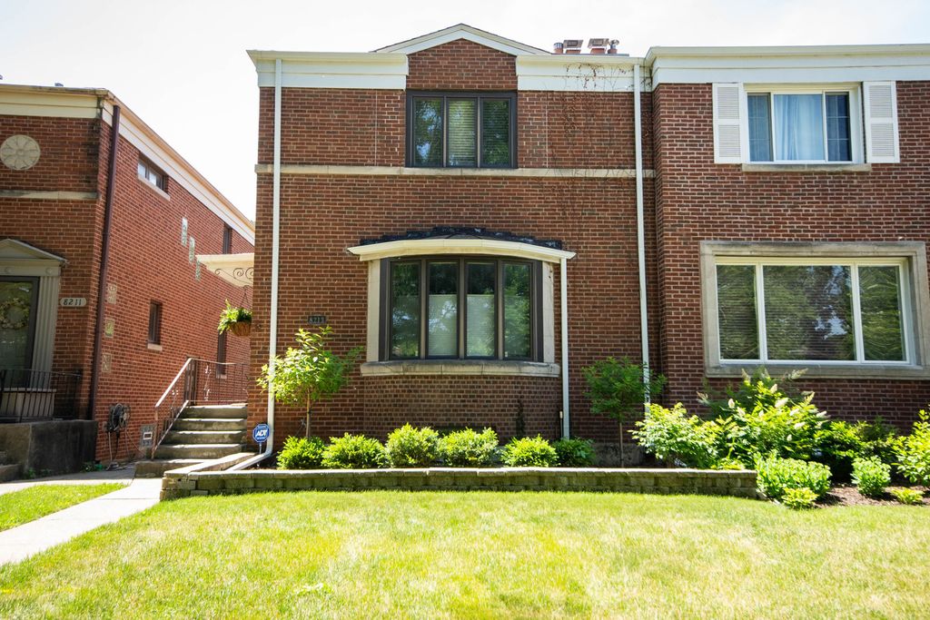Photo for 8213 Lake Street, River Forest, IL 60305 (MLS # 12504740)
