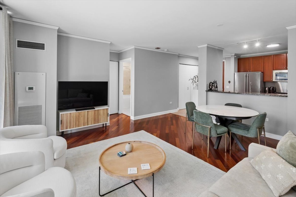 201 N WESTSHORE Drive 903