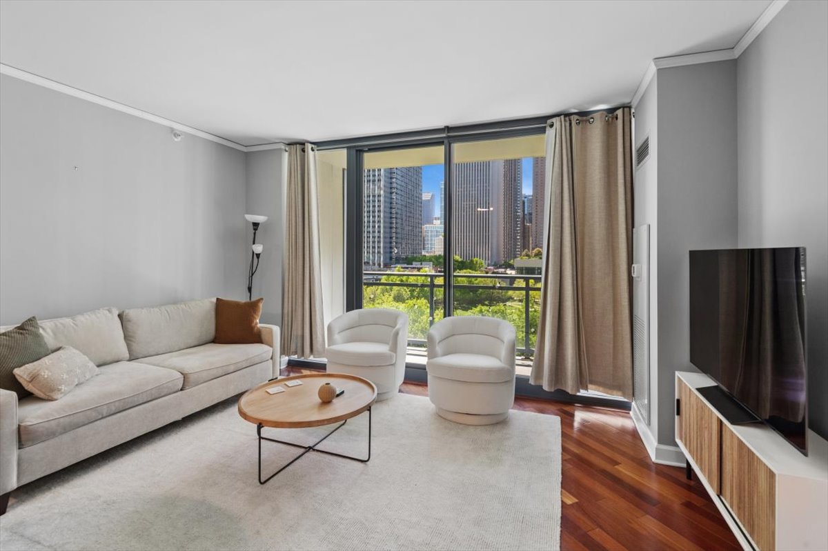 201 N WESTSHORE Drive 903