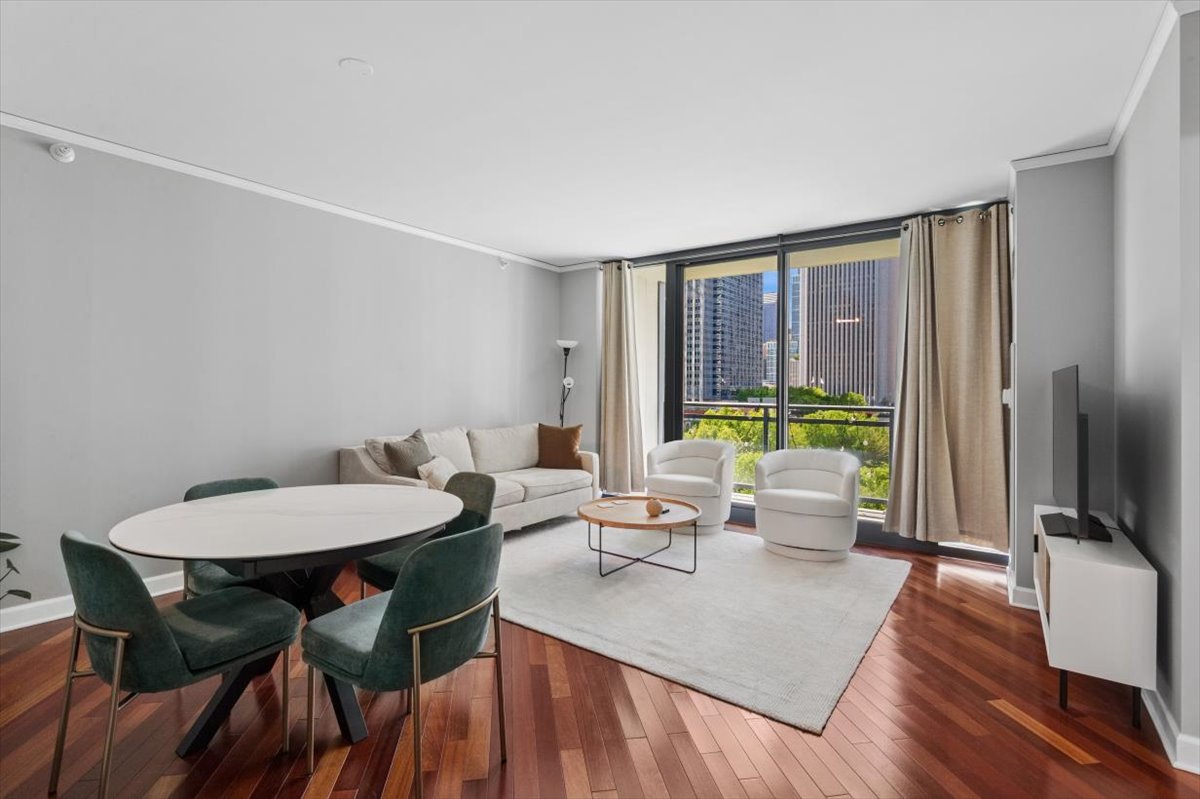 201 N WESTSHORE Drive 903
