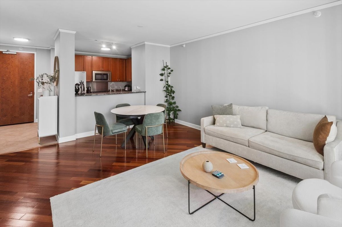 201 N WESTSHORE Drive 903