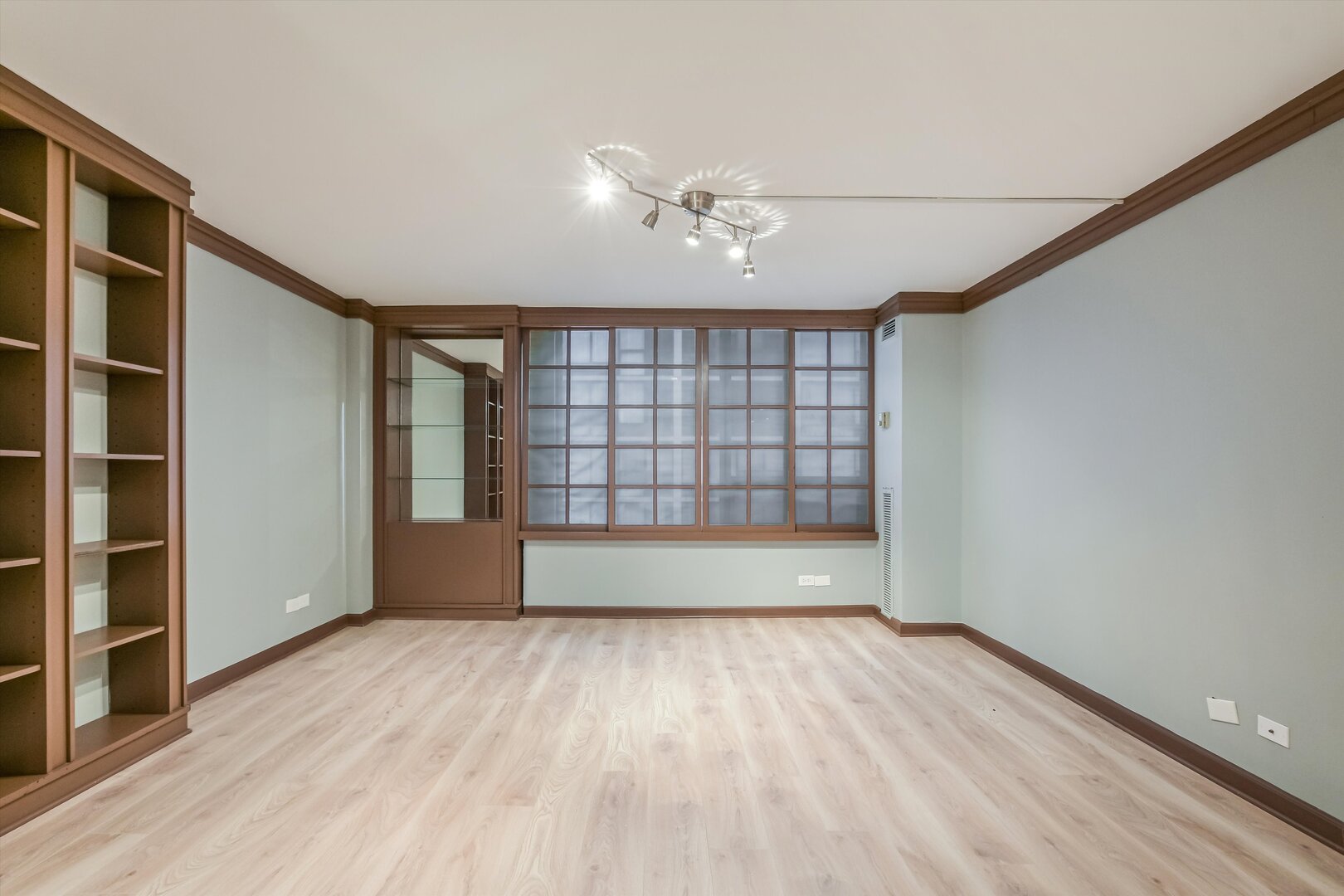 233 E Erie Street 1610