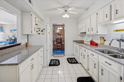 Tiny photo for 475 SHENSTONE Road #304, Riverside, IL 60546 (MLS # 12564083)