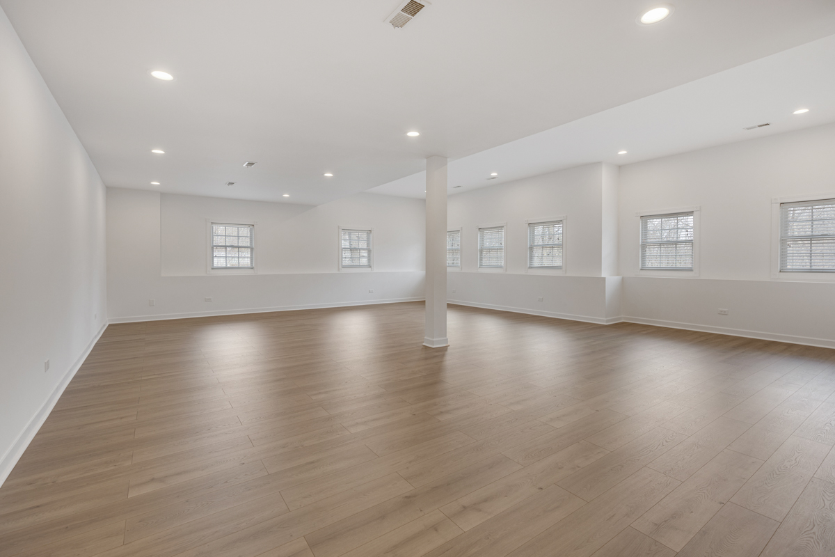 122 Lincolnwood Court