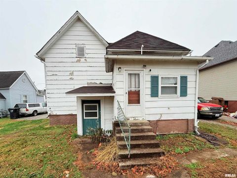 Tiny photo for 504 W SOUTH Street, Harrisburg, IL 62946 (MLS # EB460538)