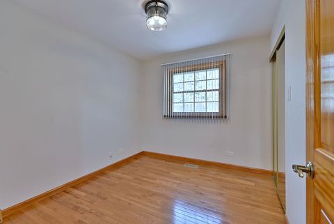 Tiny photo for 714 N Lakeside Drive, Vernon Hills, IL 60061 (MLS # 12589576)