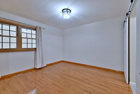 Tiny photo for 714 N Lakeside Drive, Vernon Hills, IL 60061 (MLS # 12589576)