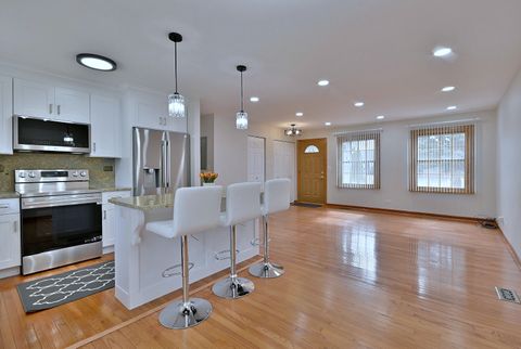 Tiny photo for 714 N Lakeside Drive, Vernon Hills, IL 60061 (MLS # 12589576)