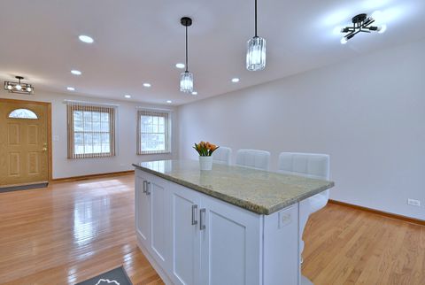 Tiny photo for 714 N Lakeside Drive, Vernon Hills, IL 60061 (MLS # 12589576)