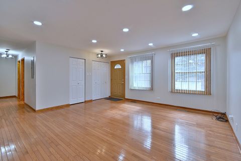 Tiny photo for 714 N Lakeside Drive, Vernon Hills, IL 60061 (MLS # 12589576)