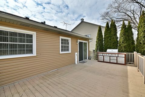 Tiny photo for 714 N Lakeside Drive, Vernon Hills, IL 60061 (MLS # 12589576)