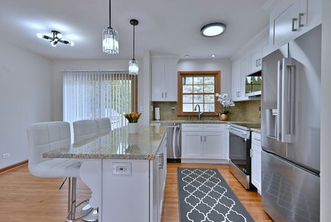 Tiny photo for 714 N Lakeside Drive, Vernon Hills, IL 60061 (MLS # 12589576)