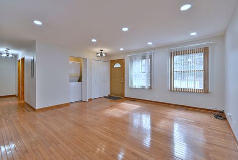 Tiny photo for 714 N Lakeside Drive, Vernon Hills, IL 60061 (MLS # 12589576)
