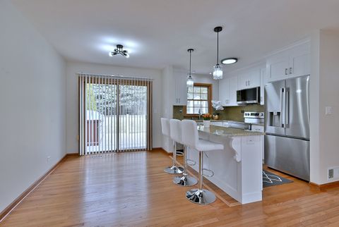 Tiny photo for 714 N Lakeside Drive, Vernon Hills, IL 60061 (MLS # 12589576)