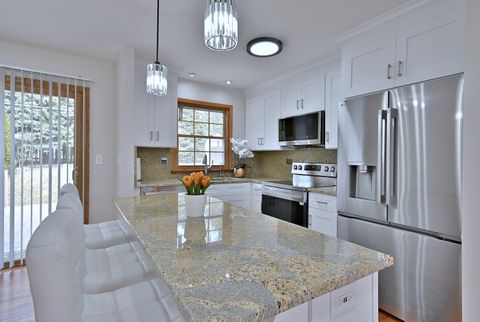 Tiny photo for 714 N Lakeside Drive, Vernon Hills, IL 60061 (MLS # 12589576)