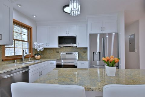 Tiny photo for 714 N Lakeside Drive, Vernon Hills, IL 60061 (MLS # 12589576)