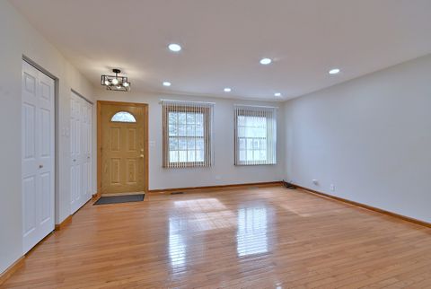 Tiny photo for 714 N Lakeside Drive, Vernon Hills, IL 60061 (MLS # 12589576)